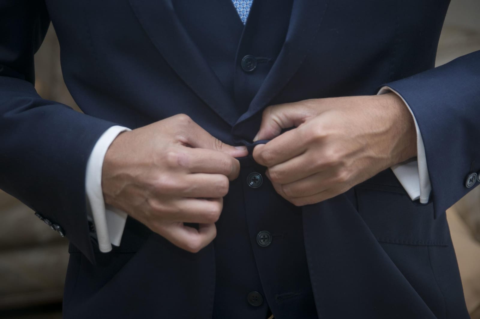 Textura de tecido de blazer com acabamento de botão, vista de perto